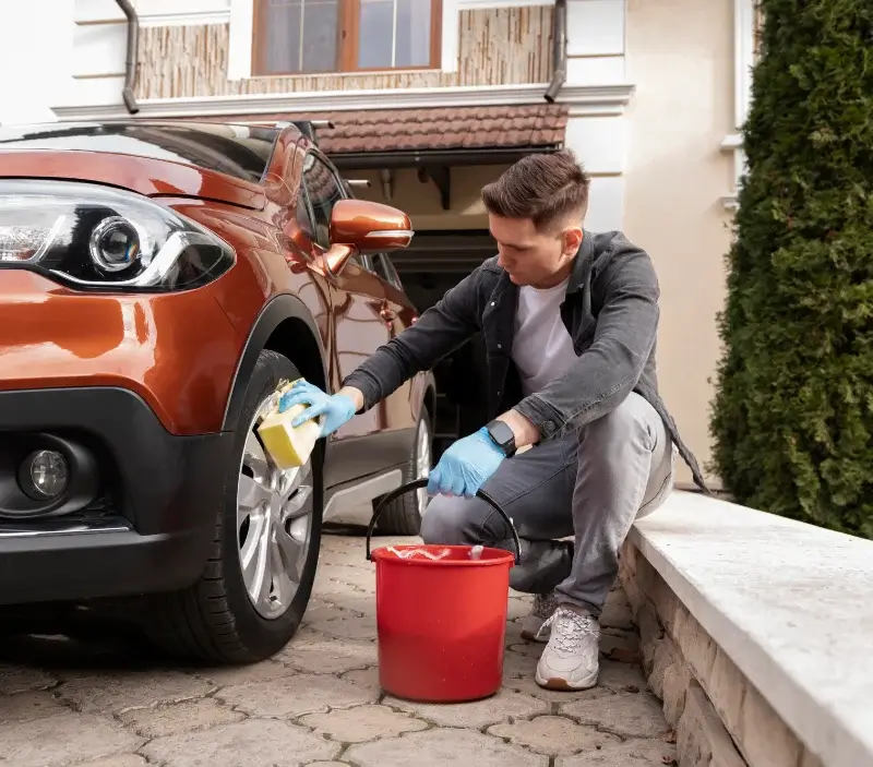 Lavage auto à domicile Le Lardin-Saint-Lazare : professionnel intervenant sur un véhicule